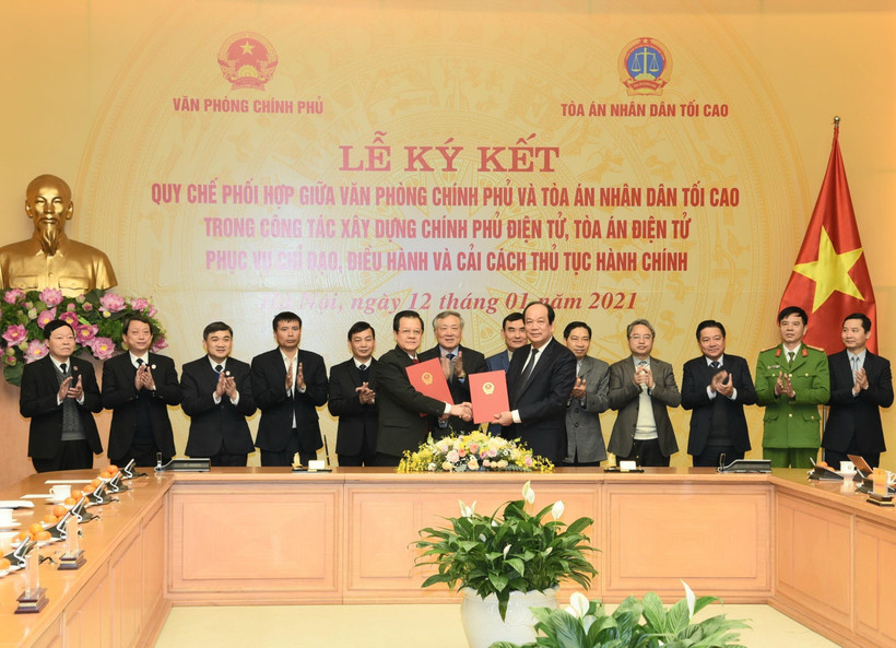 Bộ trưởng, Chủ nhiệm Văn phòng Chính phủ Mai Tiến Dũng và Phó Chánh án Thường trực Tòa án nhân dân tối cao Lê Hồng Quang ký Quy chế phối hợp. (Ảnh: Doãn Tấn/TTXVN)