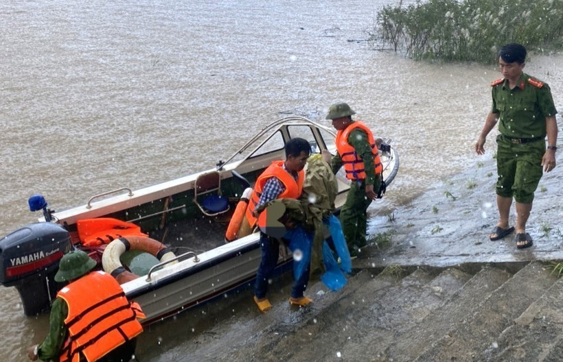 Thi thể một học sinh được tìm thấy vào chiều 15/11. (Ảnh: TTXVN phát) 