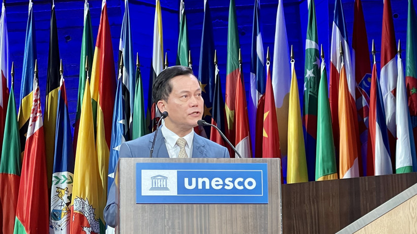 Thứ trưởng Ngoại giao Hà Kim Ngọc, Chủ tịch Ủy ban quốc gia UNESCO Việt Nam phát biểu tại phiên toàn thể Kỳ họp lần thứ 42 của UNESCO. (Ảnh: Thu Hà/TTXVN) 