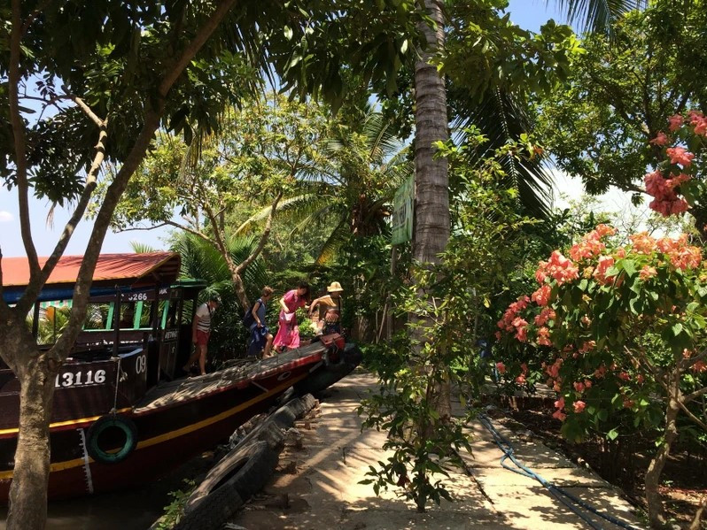 Du khách ghé vào thăm miệt vườn ở tỉnh Tiền Giang. (Ảnh: Xuân Mai/Vietnam+) 