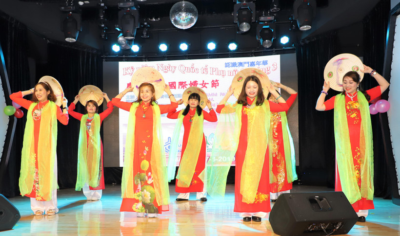 Một tiết mục biểu diễn của bà con người Việt tại Macau. (Ảnh: PV/Vietnam+)