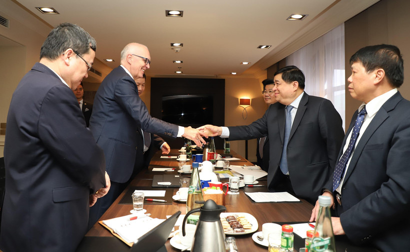 Bộ trưởng Nguyễn Chí Dũng làm việc với các doanh nghiệp Đức đầu tư vào Việt Nam. (Ảnh: Phạm Thắng/TTXVN) 