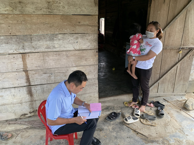 Trung tâm Kiểm soát Bệnh tật tỉnh Đắk Lắk kiểm tra thông tin tiêm chủng phòng bệnh viêm não Nhật Bản tại khu vực ghi nhận trường hợp mắc bệnh tại xã Cư Prao, huyện M'Đrắk (Đắk Lắk). (Ảnh: TTXVN phát)