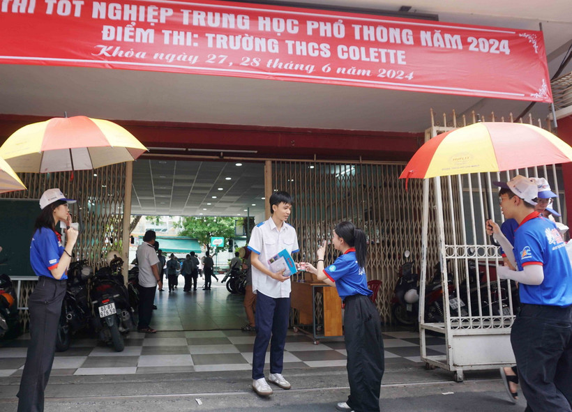 Sinh viên "Tiếp sức mùa thi" tặng những phần quà nhỏ động viên thí sinh thi tốt môn tiếp theo. (Ảnh: Thu Hoài/ TTXVN)