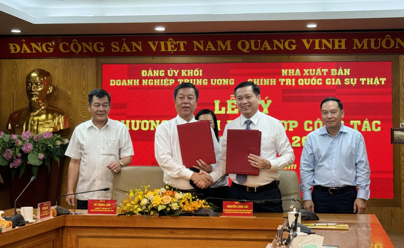 Bí thư Đảng ủy Khối Doanh nghiệp Trung ương Nguyễn Long Hải (phải) và Giám đốc, Tổng biên tập Nhà xuất bản Chính trị quốc gia Sự thật Vũ Trọng Lân ký Chương trình phối hợp công tác giai đoạn 2024-3030. (Ảnh: TTXVN phát)