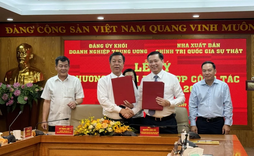 Bí thư Đảng ủy Khối Doanh nghiệp Trung ương Nguyễn Long Hải (phải) và Giám đốc, Tổng biên tập Nhà xuất bản Chính trị quốc gia Sự thật Vũ Trọng Lân ký Chương trình phối hợp công tác giai đoạn 2024-3030. (Ảnh: TTXVN phát)