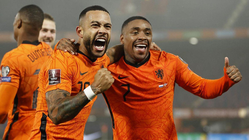 Bergwijn (phải) và Depay giúp Hà Lan giành vé dự VCK World Cup 2022. (Nguồn: Getty Images)