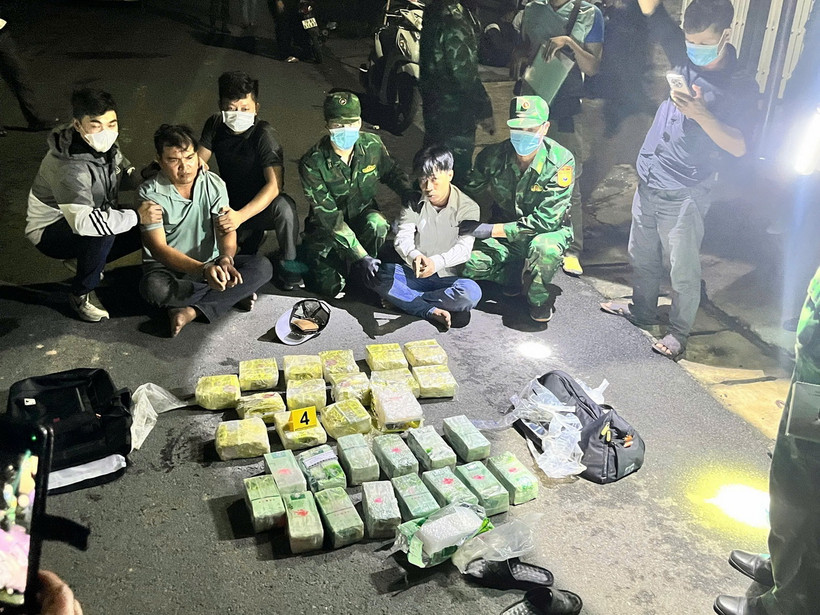 Trần Văn Sướng và Lý Minh Thương bị các lực lượng phối hợp bắt giữ cùng tang vật 30kg ma túy. (Ảnh: TTXVN phát)