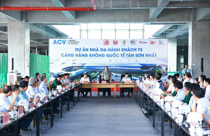 Thủ tướng Phạm Minh Chính làm việc với các nhà thầu, đơn vị thi công Dự án xây dựng nhà ga hành khách T3-Cảng hàng không quốc tế Tân Sơn Nhất. (Ảnh: Dương Giang/TTXVN)