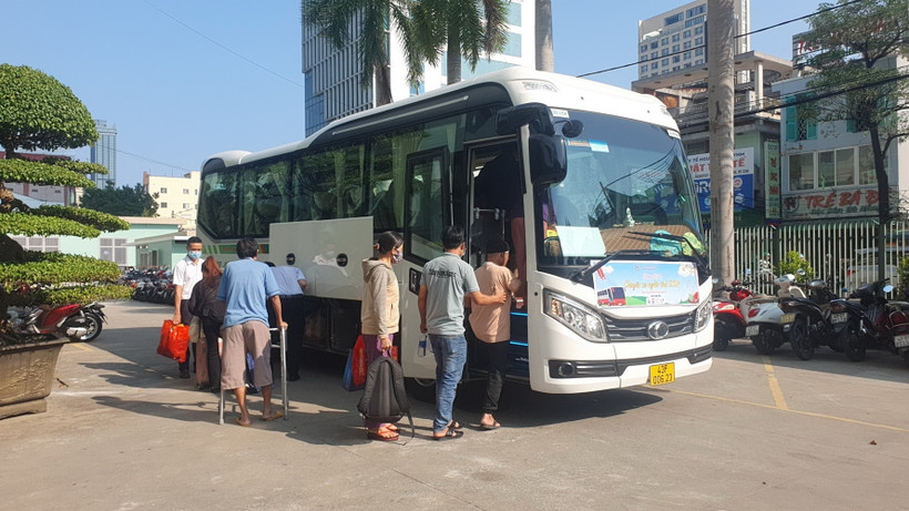 Chuyến xe đưa bệnh nhân về quê đón Tết. (Ảnh: Văn Dũng/TTXVN)