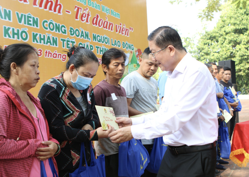 Tặng quà cho công nhân, người lao động có hoàn cảnh khó khăn. (Ảnh: Thanh Vũ/TTXVN)
