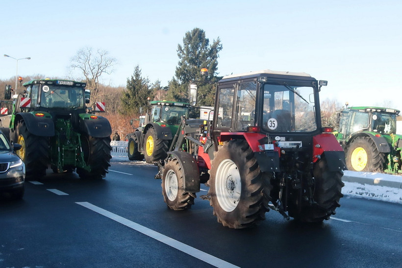 Nông dân sử dụng máy kéo tham gia biểu tình ở Linken, Đức ngày 8/1/2024. (Ảnh: PAP/TTXVN)