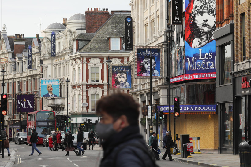 Người dân đeo khẩu trang phòng lây nhiễm COVID-19 tại London, Anh. (Ảnh: THX/TTXVN)