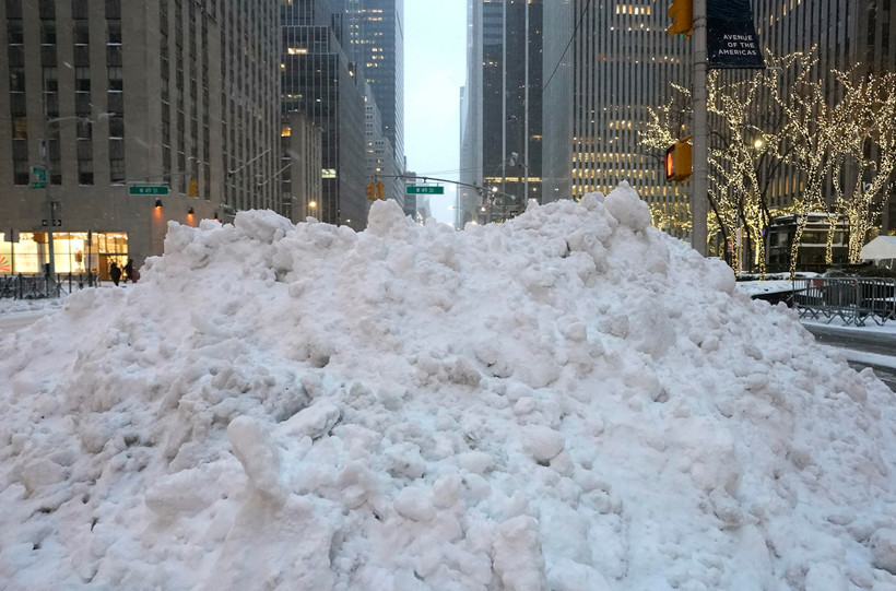 Tuyết rơi dày đặc tại New York, Mỹ. (Ảnh: AFP/ TTXVN)