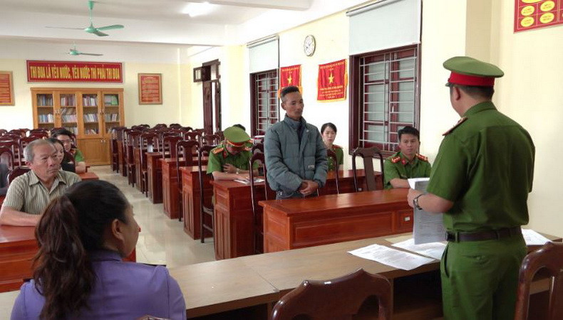 Cơ quan Cảnh sát điều tra tống đạt các quyết định đến bị can Khổng Văn Quý. (Ảnh: Báo Lâm Đồng)