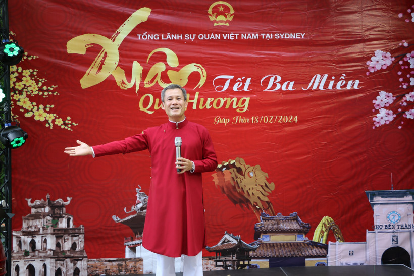 Tổng Lãnh sự Việt Nam phụ trách bang New South Wales, bang Nam Australia và bang Queensland Nguyễn Đăng Thắng phát biểu khai mạc "Xuân Quê hương 2024." (Ảnh: Văn Linh/TTXVN)