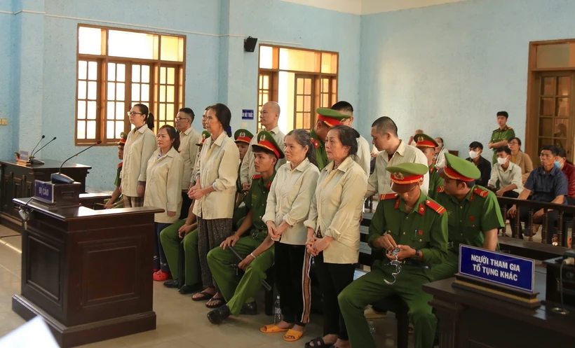 10 bị cáo bị tuyên phạt về tội hoạt động nhằm lật đổ chính quyền nhân dân. (Ảnh: Quang Thái- TTXVN)