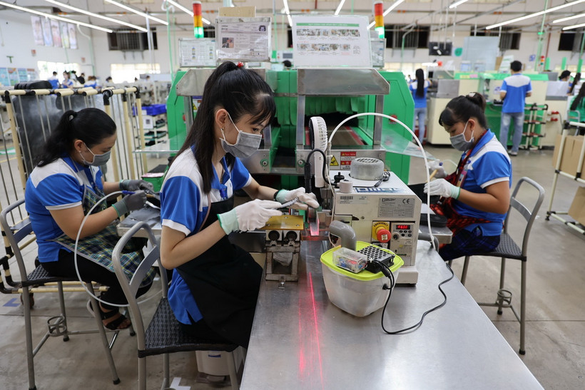 Hoạt động sản xuất tại Công ty TNHH Jia Hsin 100% vốn đầu tư của Đài Loan (Trung Quốc), chuyên sản xuất dép xốp đi biển EVA, có nhà máy đặt tại Khu công nghiệp Cầu Tràm (Cần Đước, Long An). (Ảnh: Minh Hưng/TTXVN)