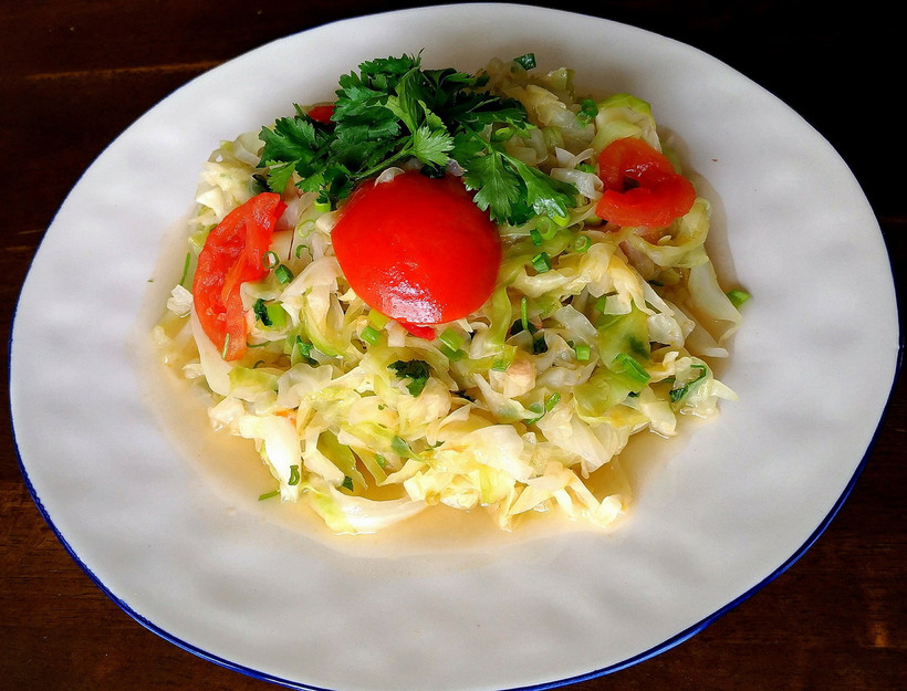 Món bắp cải xào phổ biến trên bàn ăn của nhiều gia đình trong mùa Đông. (Ảnh: Vietnam+)