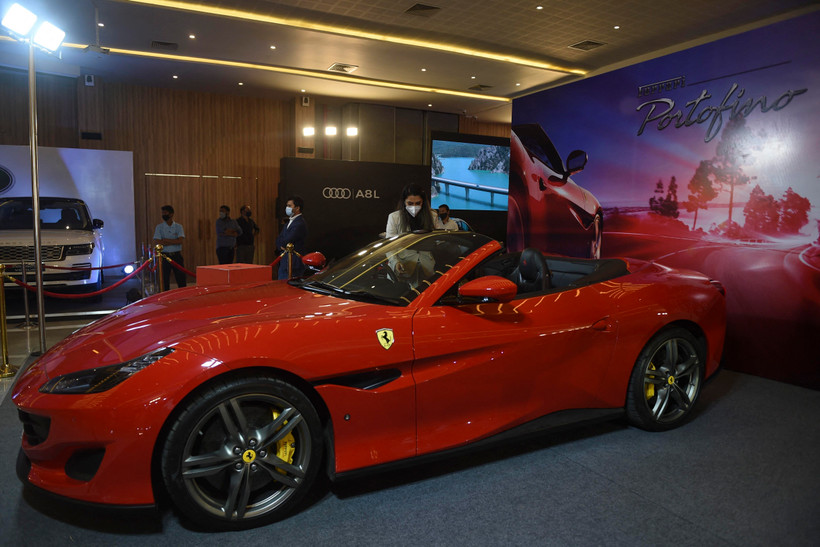 Một mẫu xe được trưng bày tại triển lãm xe ô tô ở Ahmedabad, Ấn Độ, ngày 30/1/2021. (Ảnh: AFP/TTXVN)