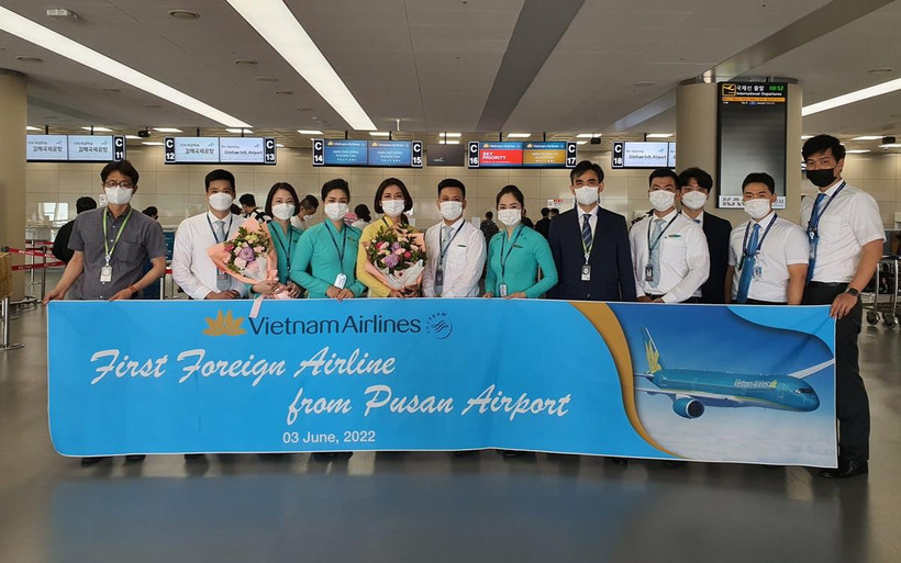 Vietnam Airlines nối lại đường bay Hà Nội-Busan sau dịch COVID-19. (Ảnh: CTV/Vietnam+)