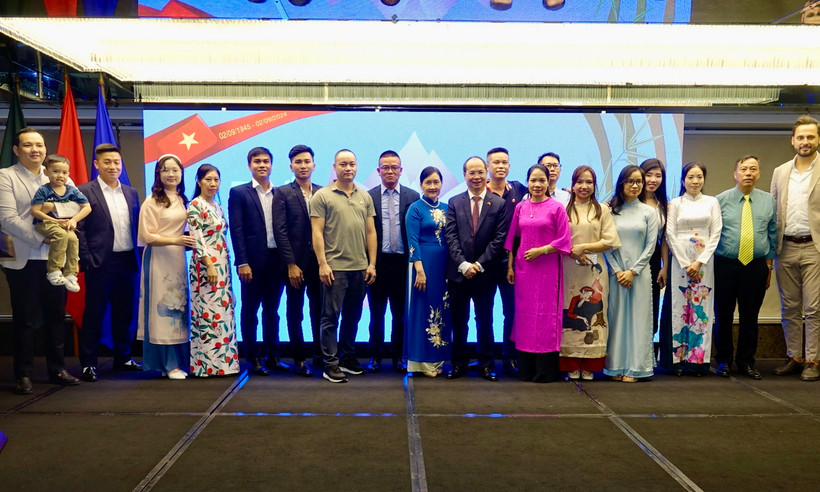 Đại sứ Việt Nam tại Bangladesh Nguyễn Mạnh Cường cùng cán bộ, nhân viên Đại sứ quán và đại diện cộng đồng người Việt Nam. (Ảnh: Đại sứ quán cung cấp/TTXVN phát)