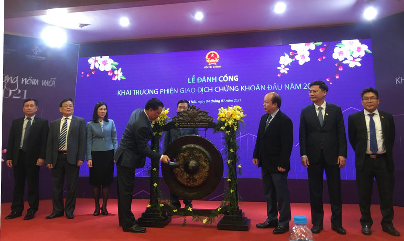 Lễ đánh cồng khai trương phiên giao dịch đầu năm 2021, tại Sở giao dịch Chứng khoán Hà Nội. (Ảnh: Vietnam+)