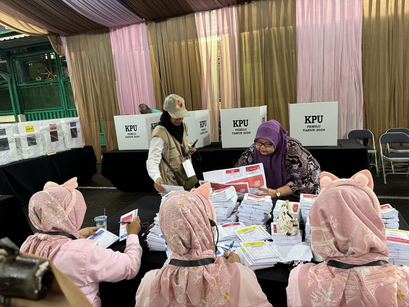 Tại điểm bầu cử số 001, Selong, Kebayoran Baru, Nam Jakarta, các nhân viên đều mặc màu hồng vì hôm nay trùng với ngày Lễ Tình nhân. (Ảnh: Đỗ Quyên/TTXVN)