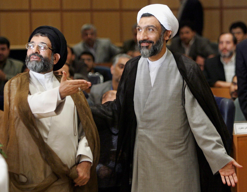 Ông Mostafa Pourmohammadi (phải) tại lễ nhậm chức Bộ trưởng Tư pháp Iran ở Tehran, ngày 28/8/2005. (Ảnh: AFP/TTXVN)