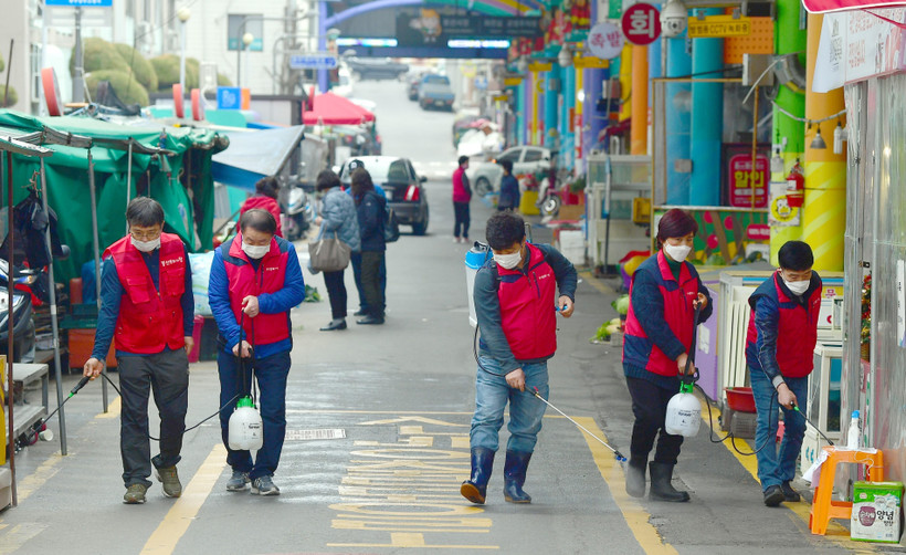 Phun thuốc khử trùng tại một khu chợ ở Gwangju, Hàn Quốc, ngày 1/3/2020, nhằm ngăn chặn sự lây lan của COVID-19. (Ảnh: THX/TTXVN)