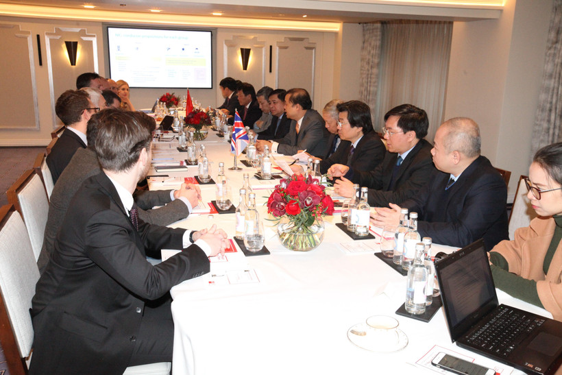 Bộ trưởng Nguyễn Chí Dũng chủ trì buổi Tọa đàm về Đổi mới và Sáng tạo với các doanh nghiệp Anh. (Ảnh: Đình Thư/TTXVN)