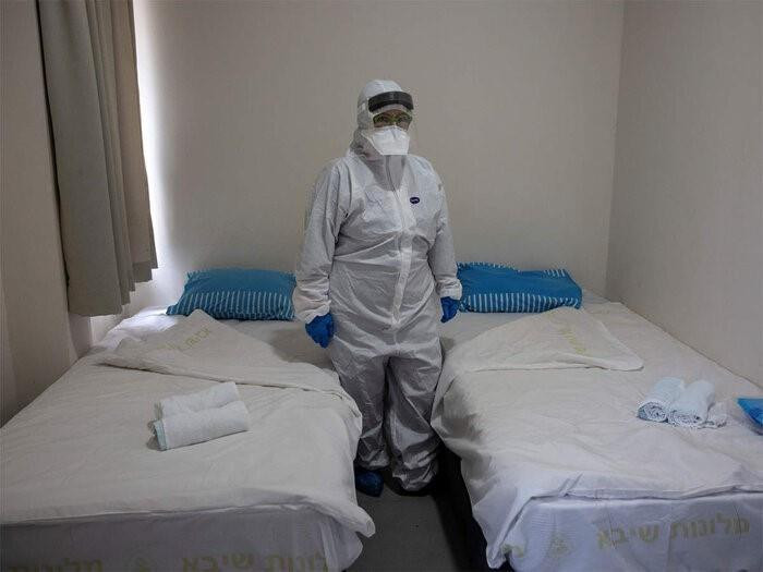 Chuẩn bị giường bệnh điều trị cho bệnh nhân nhiễm dịch COVID-19 tại Iran. (Ảnh: IRNA/TTXVN)