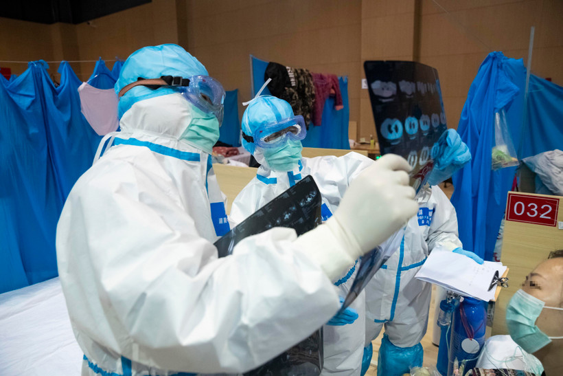 Nhân viên y tế kiểm tra phim chụp CT của bệnh nhân nhiễm COVID-19 tại bệnh viện dã chiến ở Vũ Hán, tỉnh Hồ Bắc, Trung Quốc, ngày 25/2/2020. (Ảnh: THX/TTXVN)