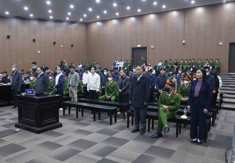 Các bị cáo trong vụ án Nguyễn Thị Thanh Nhàn và AIC nghe chủ tọa tuyên án. (Ảnh: Phạm Kiên/TTXVN)