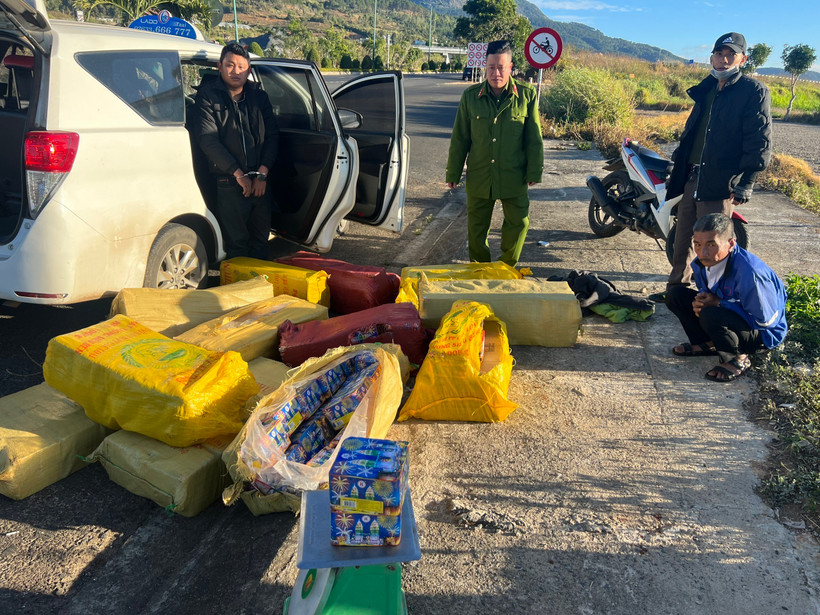 Lâm Đồng: Bắt giữ 2 đối tượng vận chuyển trái phép gần 450kg pháo nổ