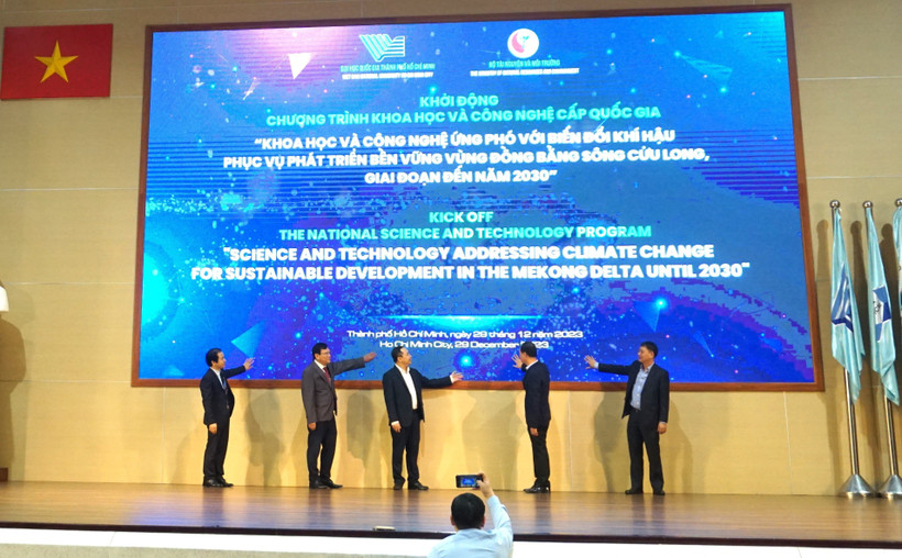 Các đại biểu tại lễ công bố Chương trình khoa học và công nghệ cấp quốc gia “Khoa học và công nghệ ứng phó với biến đổi khí hậu phục vụ phát triển bền vững vùng đồng bằng sông Cửu Long, giai đoạn đến năm 2030” do Đại học Quốc gia thành phố Hồ Chí Minh phối hợp với Tổng cục Khí tượng Thủy văn (Bộ Tài nguyên và Môi trường) tổ chức. (Ảnh: TTXVN phát)