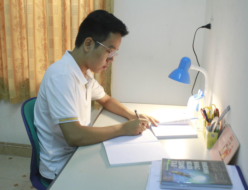 Em Vũ Mạnh Tùng luôn sắp xếp, bố trí thời gian học một cách khoa học và nghiêm túc. (Ảnh: Thùy Dung/TTXVN)