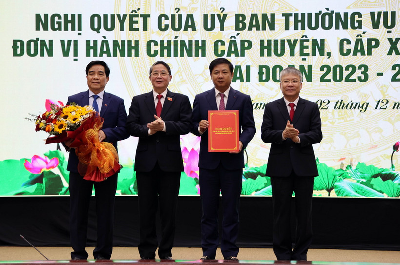 Phó Chủ tịch Quốc hội Nguyễn Đức Hải trao Nghị quyết 1241 của Quốc hội về sắp xếp đơn vị hành chính cấp huyện, xã. cho lãnh đạo tỉnh Quảng Nam. (Ảnh Trần Tĩnh/TTXVN)