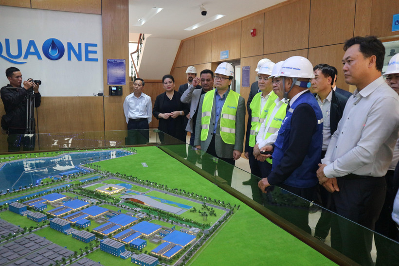 Bí thư thành ủy Hà Nội Hoàng Trung Hải kiểm tra nhà máy nước mặt sông Đuống. (Ảnh Mạnh Khánh/TTXVN) 