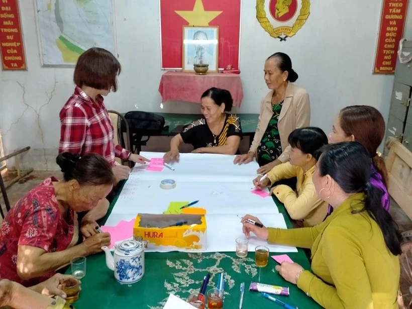 Bà con xã viên tại ấp Tư, xã Mỹ Long Nam, huyện Cầu Ngang, tỉnh Trà Vinh sử dụng công cụ tư duy tìm ra các phương án và cách thức cùng nhau tổ chức kinh tế. (PV/vietnam+)