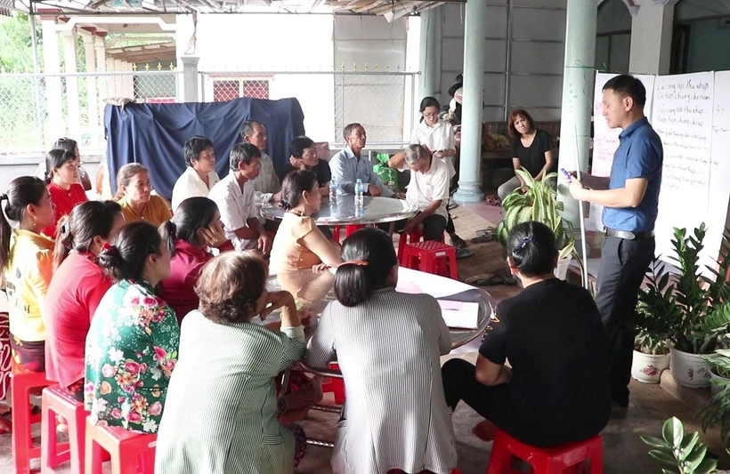 Bà con tại xã Mỹ Long Nam, huyện Cầu Ngang, Trà Vinh ham gia vào buổi thảo luận bàn về giải pháp sinh kế. (Ảnh: PV/Vietnam+)