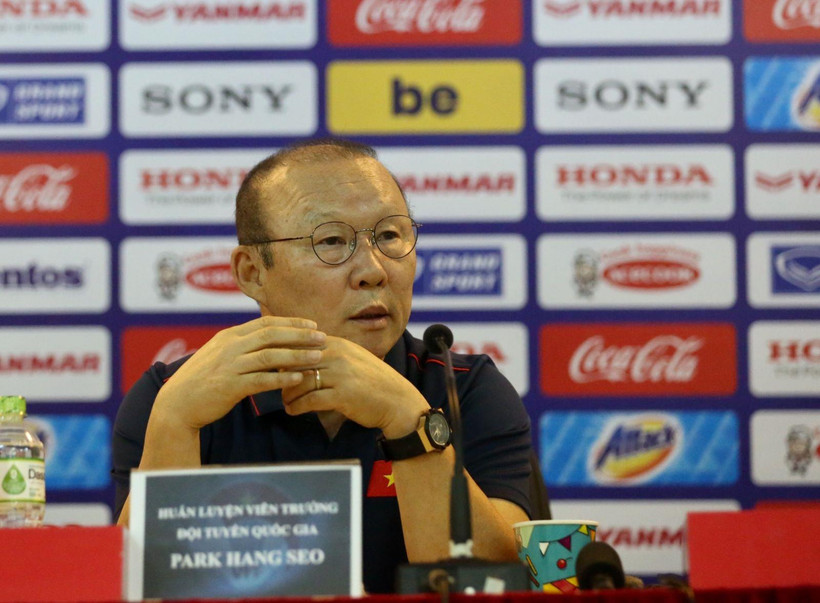 HLV Park Hang-seo trả lời báo chí trước khi sang Thái Lan dự King's Cup. (Nguồn: VFF)