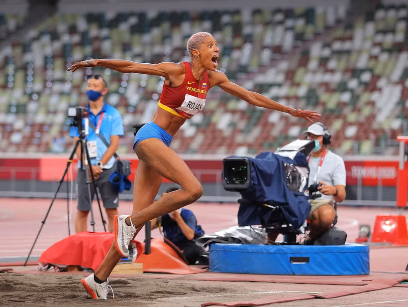 VĐV Venezuela Yulimar Rojas phá kỷ lục thế giới ở nội dung nhảy xa ba bước nữ, tại Olympic Tokyo 2020. (Ảnh: THX/TTXVN)
