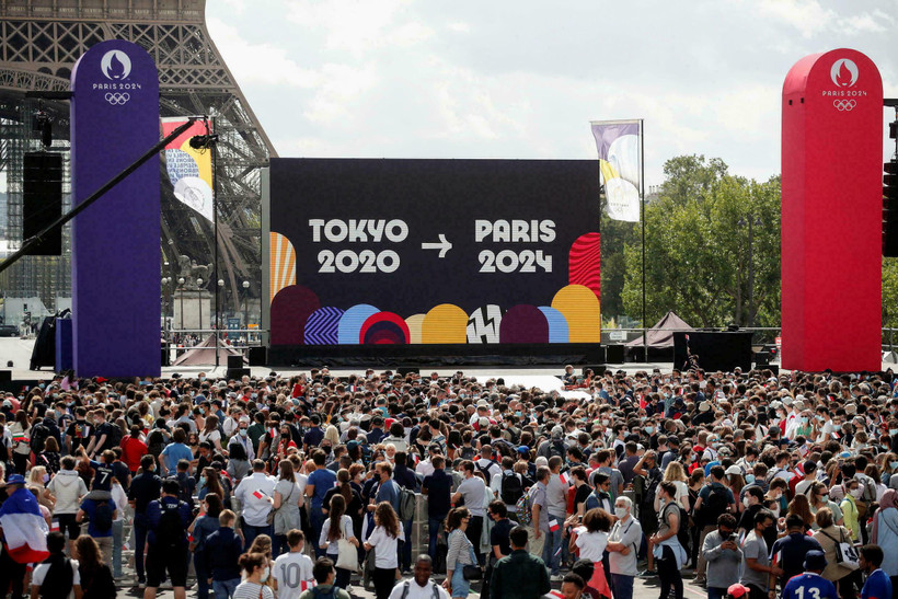 àng nghìn fan tập trung tại một khu fanzone cách không xa biểu tượng Tháp Eiffel, nơi một lá cờ Olympic tung bay trên đó. (Nguồn: Reuters)