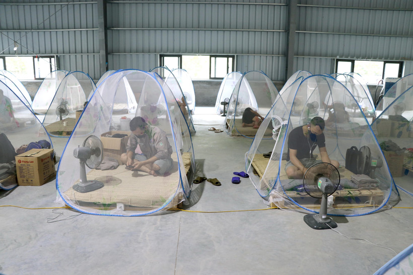 Bố trí nơi ăn nghỉ cho công nhân Công ty cổ phần Thép Việt Nhật. *Ảnh: Hoàng Ngọc/TTXVN)