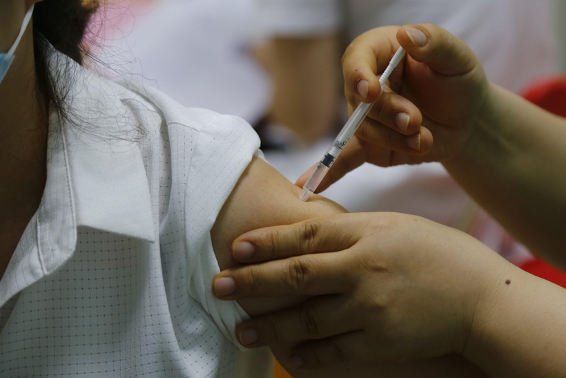 Tiêm vaccine ngừa COVID-19 cho người dân. (Ảnh: Nam Sương/TTXVN)