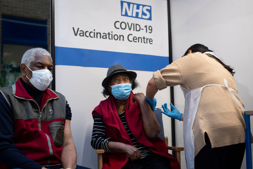 Tiêm vaccine phòng COVID-19 cho người dân tại bệnh viện ở London, Anh, ngày 8/12/2020. (Ảnh: AFP/TTXVN)