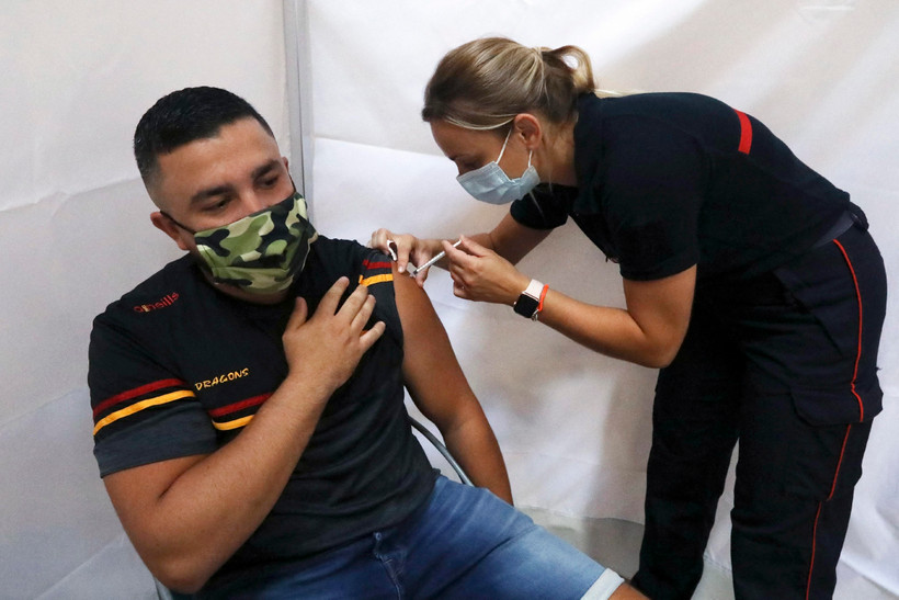 Nhân viên y tế tiêm vaccine ngừa COVID-19 cho người dân tại Perpignan, Pháp, ngày 18/7/2021. (Ảnh: AFP/TTXVN)