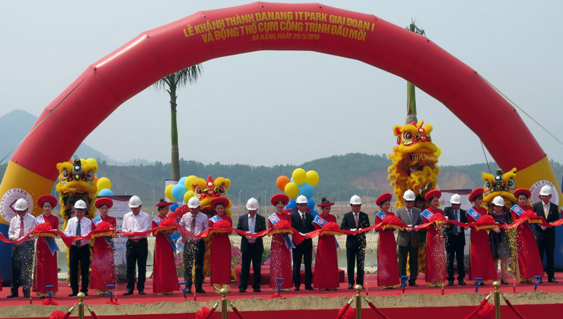 Các đại biểu cắt băng khánh thành Danang IT Park. (Ảnh: Nguyễn Sơn/TTXVN)