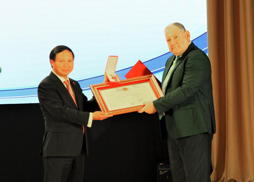 Đại sứ Ngô Đức Mạnh trao Huân chương Hữu nghị cho Hiệu trưởng Đại học tổng hợp Quốc gia Pyatigorsk, ông Alexander Gorbunov. (Ảnh: Duy Trinh/TTXVN)